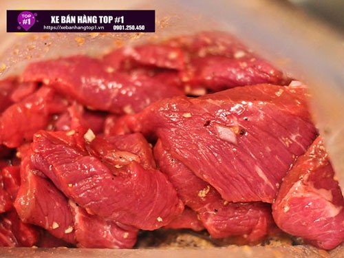 Thịt bò được ướp gia vị đậm đà trong tô lớn để làm bánh mì bò nướng