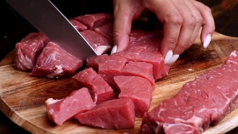 Thịt bò gân thái miếng vuông vắn sẵn sàng cho món hầm sốt vang chấm bánh mì