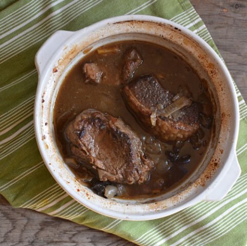 Thịt bò hầm chậm đậm đà hương vị phở trong nồi gốm sứ