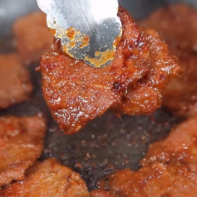 Thịt bò miếng chín tới, thơm lừng sẵn sàng cho món bánh mì bò phô mai