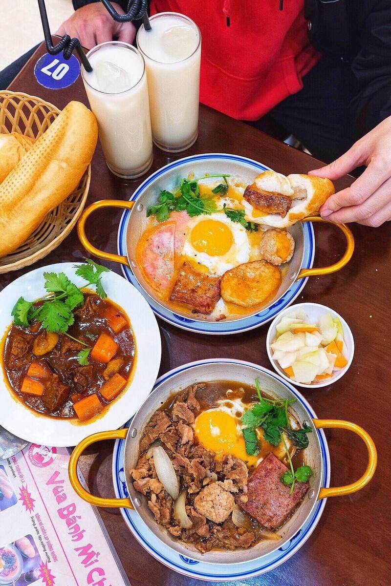 Thịt bò sốt vang mềm tan tại Vua Bánh Mì Chảo Thanh Hà