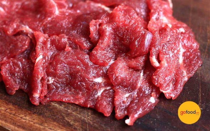 Thịt bò thăn thái lát mỏng chuẩn bị làm bò sốt me chấm bánh mì