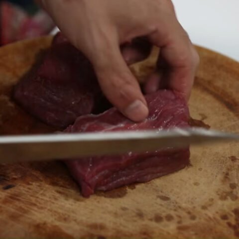 Thịt bò tươi ngon chuẩn bị làm bò sốt cam