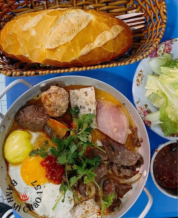 Thịt bò tươi ngon và sốt đậm đà trong bánh mì chảo tại Bánh Mì Chảo 157, quận 8