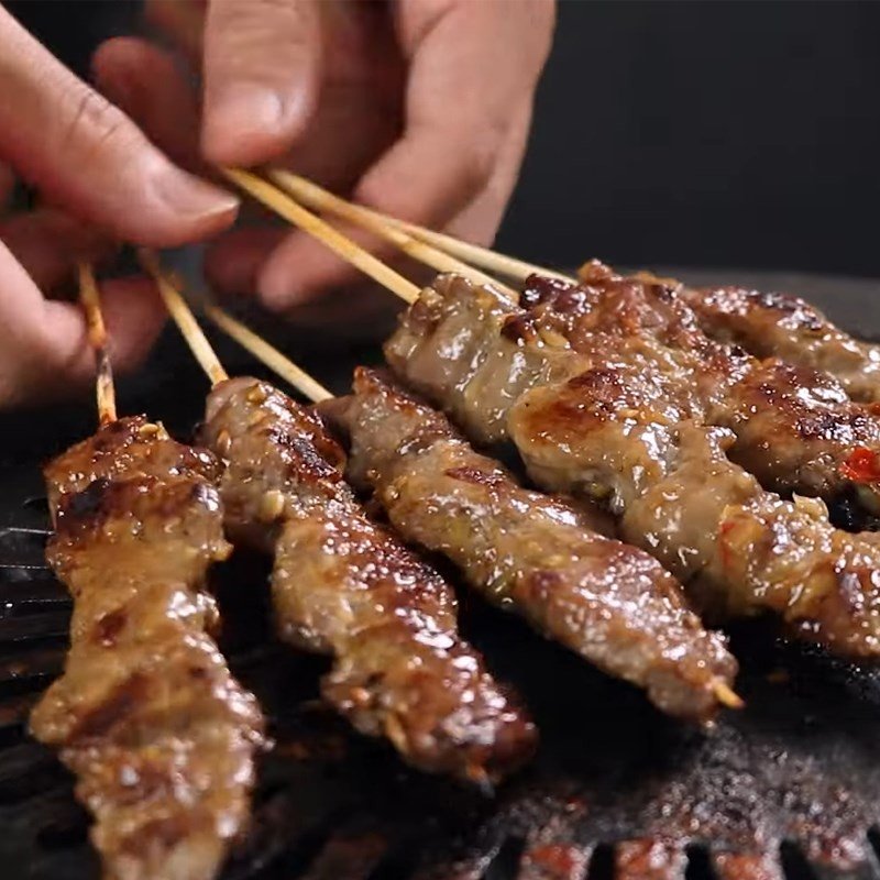 Thịt bò xiên que đang được nướng trên vỉ điện