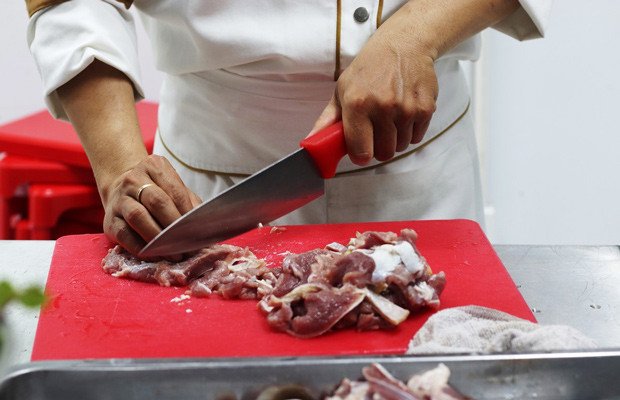 Thịt dê tươi được cắt thành lát mỏng đều để chế biến món dê xào lăn bánh mì.