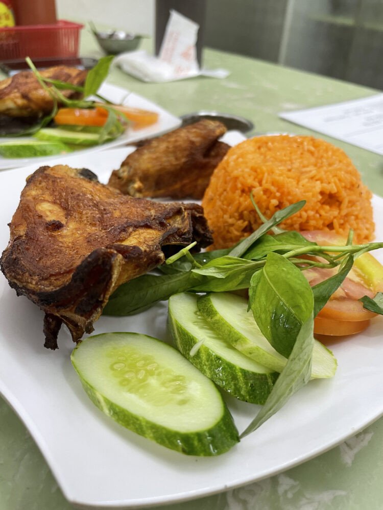 Thịt gà xối mỡ vàng ươm, giòn rụm