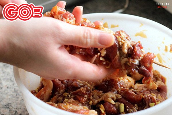 Thịt heo đã được xiên que sẵn sàng cho món bánh mì xiên que