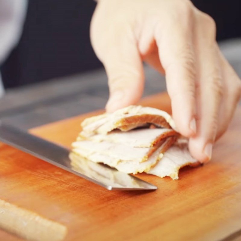 Thịt heo nướng chín vàng đều, sẵn sàng thái lát cho bánh mì Kebab