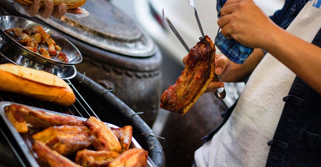 Thịt heo nướng lu vàng ruộm, chuẩn bị cho bánh mì Ông Phú Đạt