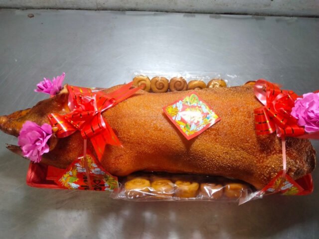 Thịt heo quay da giòn rụm được chuẩn bị cho bánh mì heo quay