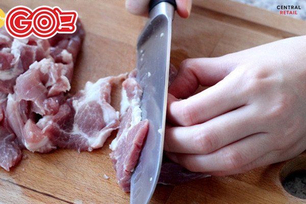 Thịt heo tươi thái lát cho món bánh mì xiên que