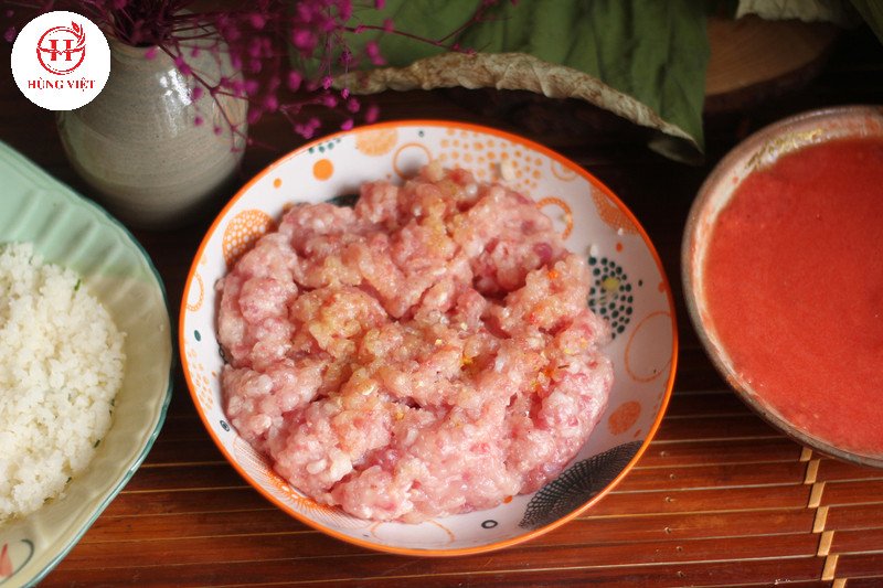 Thịt heo xay và mỡ gáy heo, nguyên liệu chính để làm viên xíu mại mềm thơm cho bánh mì chảo.