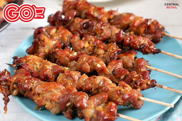 Thịt nướng bánh mì đang được nướng trên bếp than hồng