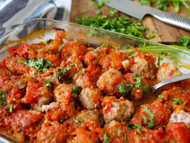 Thịt, trứng, pate và rau sống trên đĩa bánh mì áp chảo