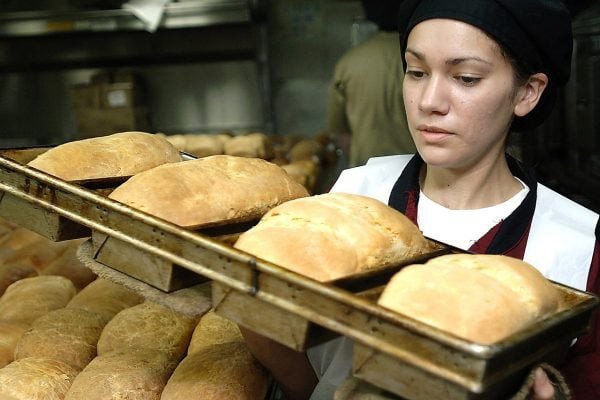 Thợ bánh đang vận hành máy trộn bột, minh họa vai trò của thiết bị trong kinh nghiệm mở lò bánh mì