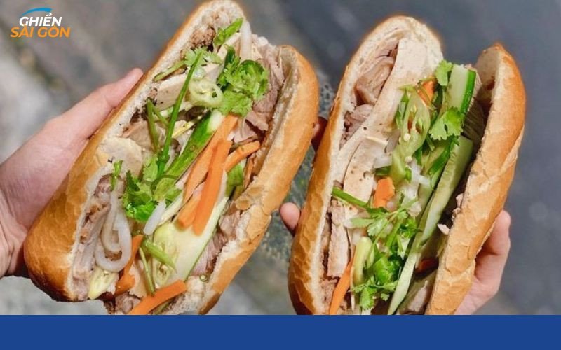 Thợ làm bánh đang cẩn thận chuẩn bị nhân cho món bánh mì Hoàng Hoa thơm ngon.