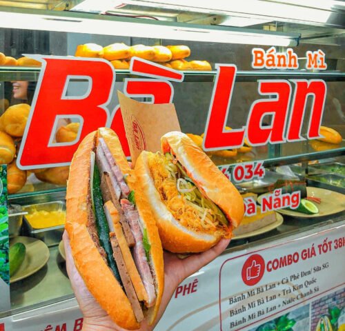 Thợ làm bánh mì Bà Lan đang chuẩn bị nguyên liệu tươi ngon cho thực khách