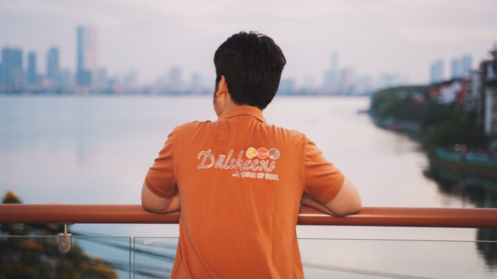 Thực đơn bánh mì chảo Phulka truyền thống của Ấn Độ, nóng hổi và mềm xốp trên đĩa