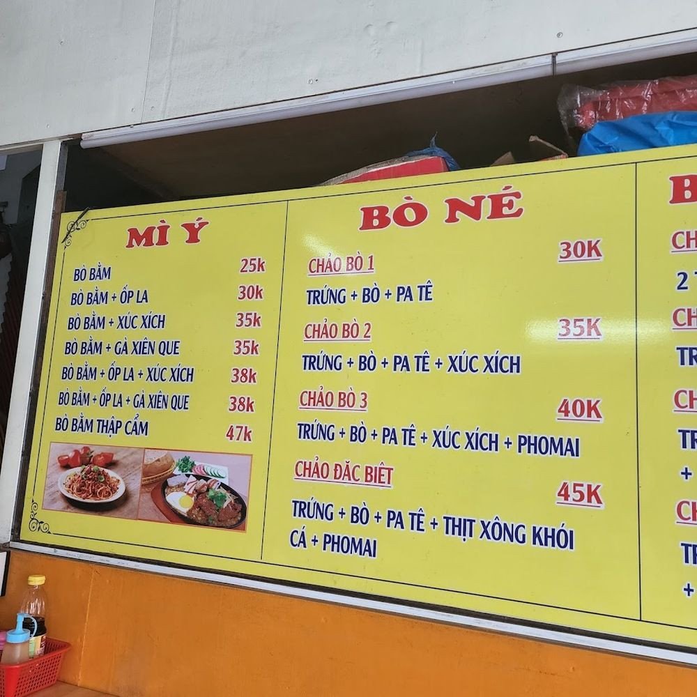 Thực đơn đa dạng món bánh mì chảo và bò né tại Quán Mì Ú Bình Thạnh