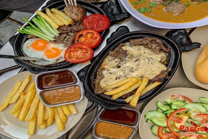 Thực đơn đa dạng tại Ngọc Hiếu, nơi bánh mì luôn là món ăn kèm được yêu thích