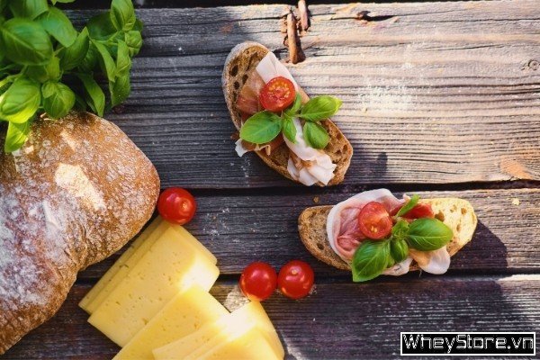 Thực đơn lành mạnh với bánh mì sandwich đen