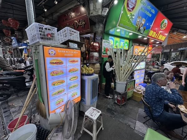 Thực đơn và giá bánh mì tại một tiệm bánh mì Hà Nội