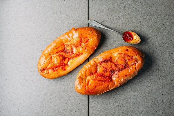 Thực hiện nướng bánh mì sa tế giòn rụm với lò nướng