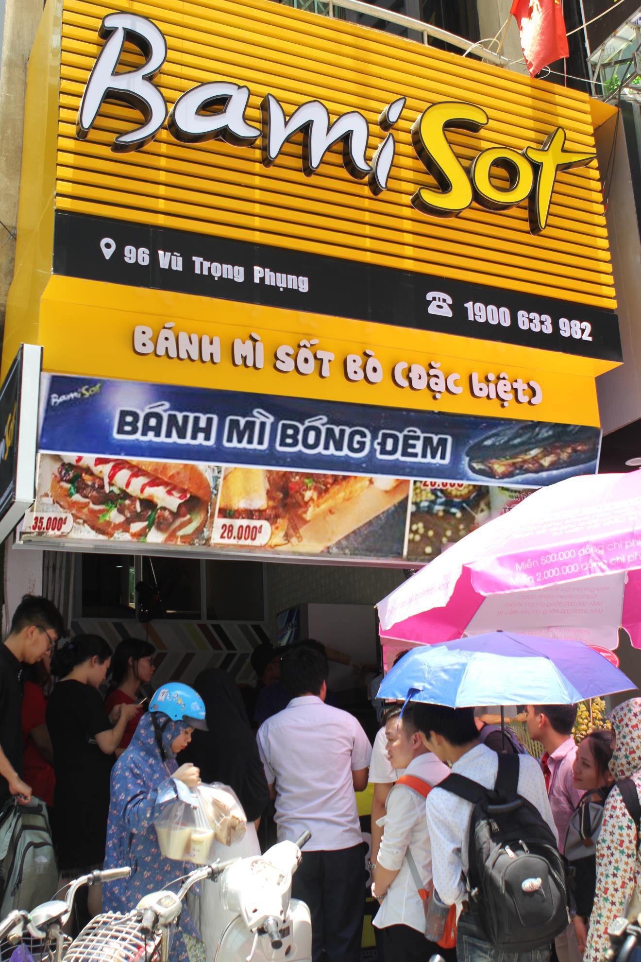 Thực khách đang thưởng thức bánh mì bami sot "bóng đêm" với vẻ mặt hài lòng