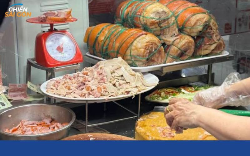 Thực khách đang thưởng thức bánh mì Chị Hồng trên đường phố Sài Gòn