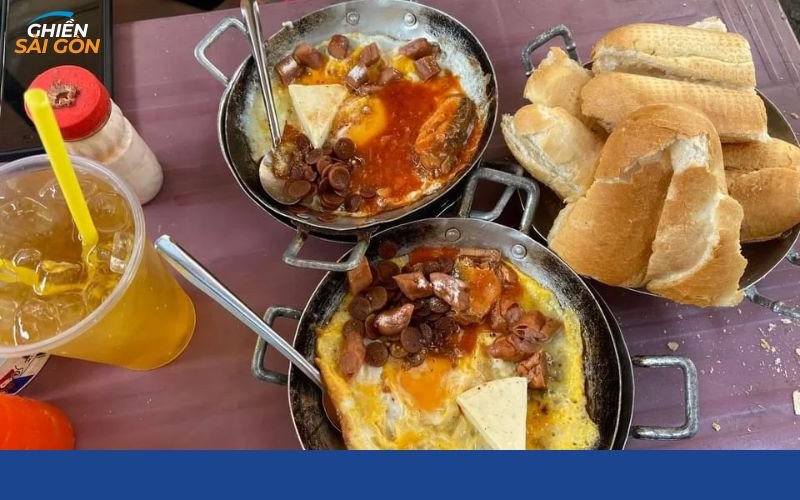 Thực khách đang thưởng thức món bánh mì chảo Sài Gòn nóng hổi tại không gian bình dị của Cô Lệ