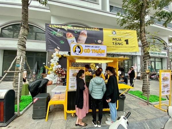Thực khách đông đúc xếp hàng mua bánh mì cô hạ tại kiosk