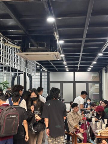 Thực khách đông nghịt tại cửa hàng bánh mì PewPew Hà Nội