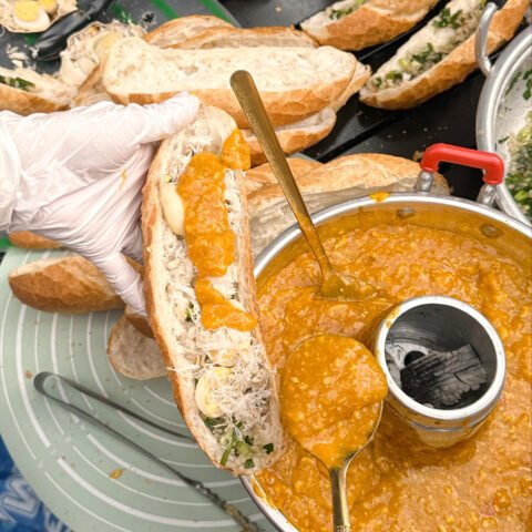 Thực khách kiên nhẫn xếp hàng chờ mua bánh mì gạch cua