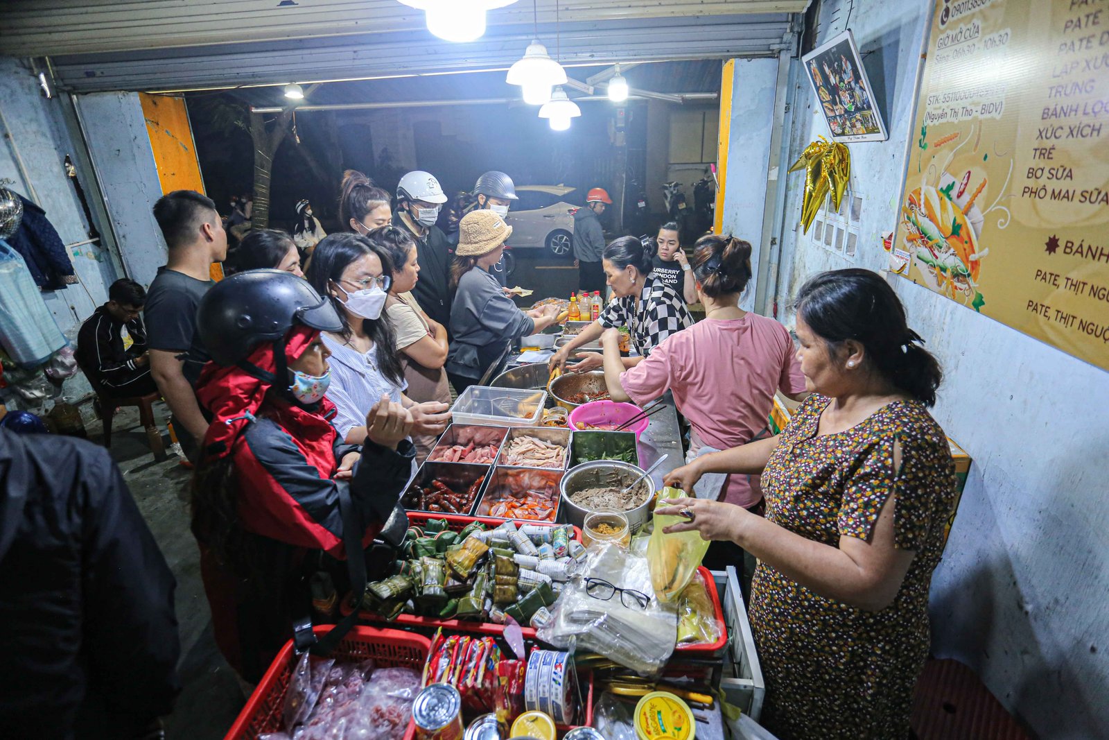 Thực khách kiên nhẫn xếp hàng chờ mua bánh mì Trường Tiền o Tho vào buổi đêm