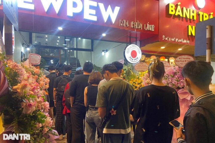 Thực khách kiên nhẫn xếp hàng dài chờ mua bánh mì PewPew tại Hà Nội