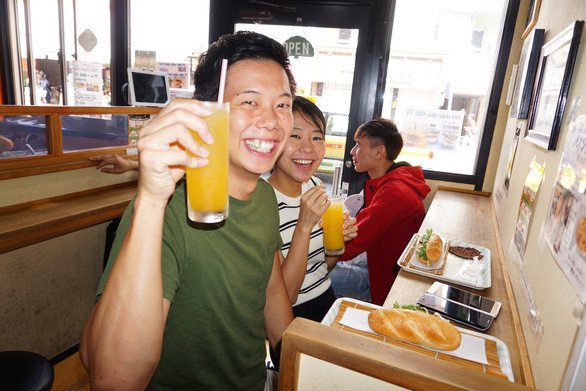 Thực khách Nhật Bản thưởng thức bánh mì xin chào truyền thống.