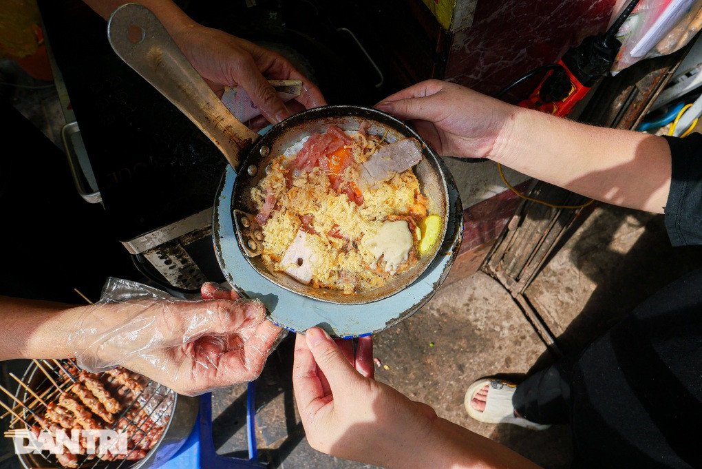 Thực khách tại quán bánh mì chảo Mai Hắc Đế thưởng thức suất đặc biệt trên chiếc chảo Liên Xô cổ kính.