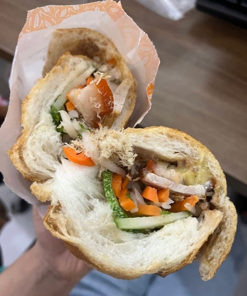 Thực khách thưởng thức bánh mì 110 Hoàng Văn Thụ và cảm nhận hương vị đặc trưng