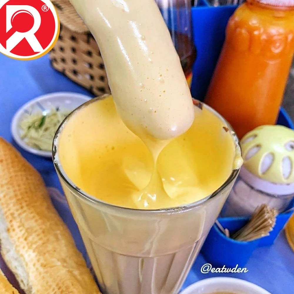 Thực khách thưởng thức bánh mì chấm kem trứng Hải Phòng buổi sáng