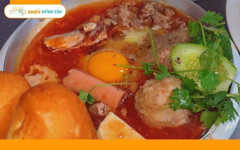 Thực khách thưởng thức bánh mì chảo tại quán Loan Kim Vũng Tàu trong không gian thân thiện.