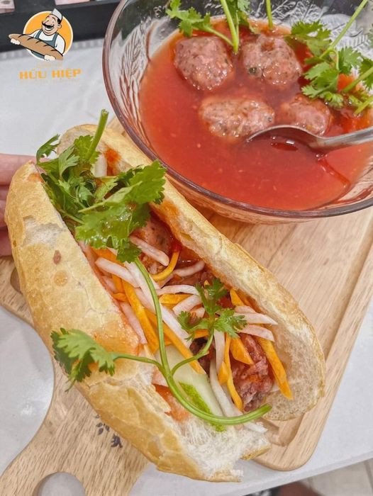 Thực khách thưởng thức bánh mì Hữu Hiệp tại Cần Thơ