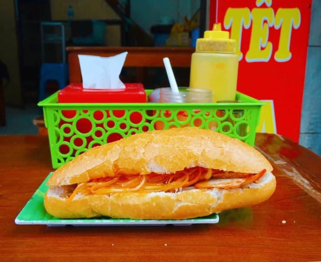 Thực khách thưởng thức bánh mì pate Hà Nội truyền thống