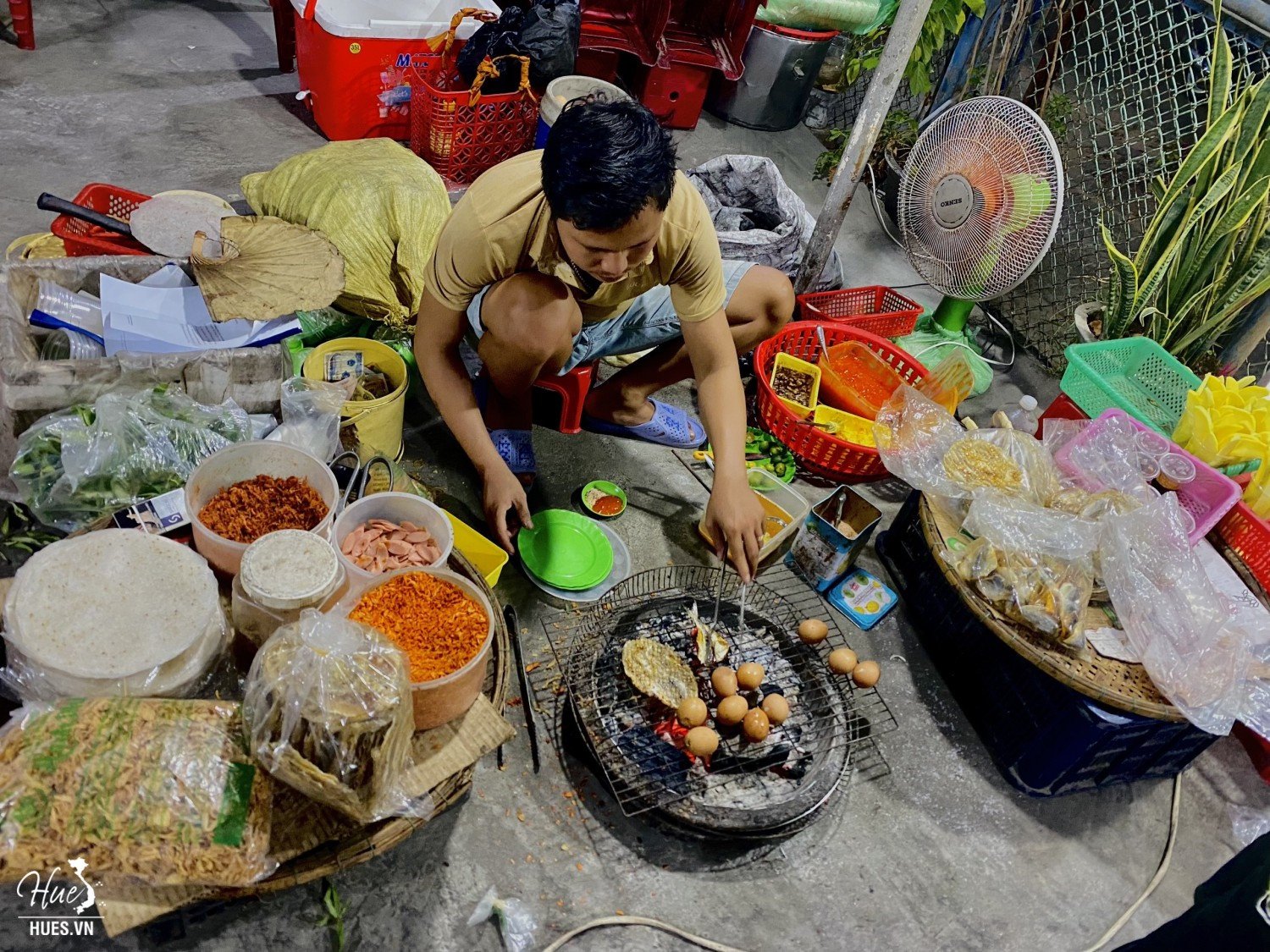 Thực khách thưởng thức bánh mì và đồ ăn vặt tại quán O Lễ Huế