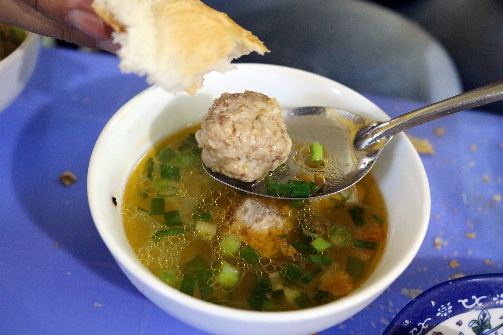 Thực khách thưởng thức bánh mì xíu mại Bé Linh trong không khí se lạnh Đà Lạt