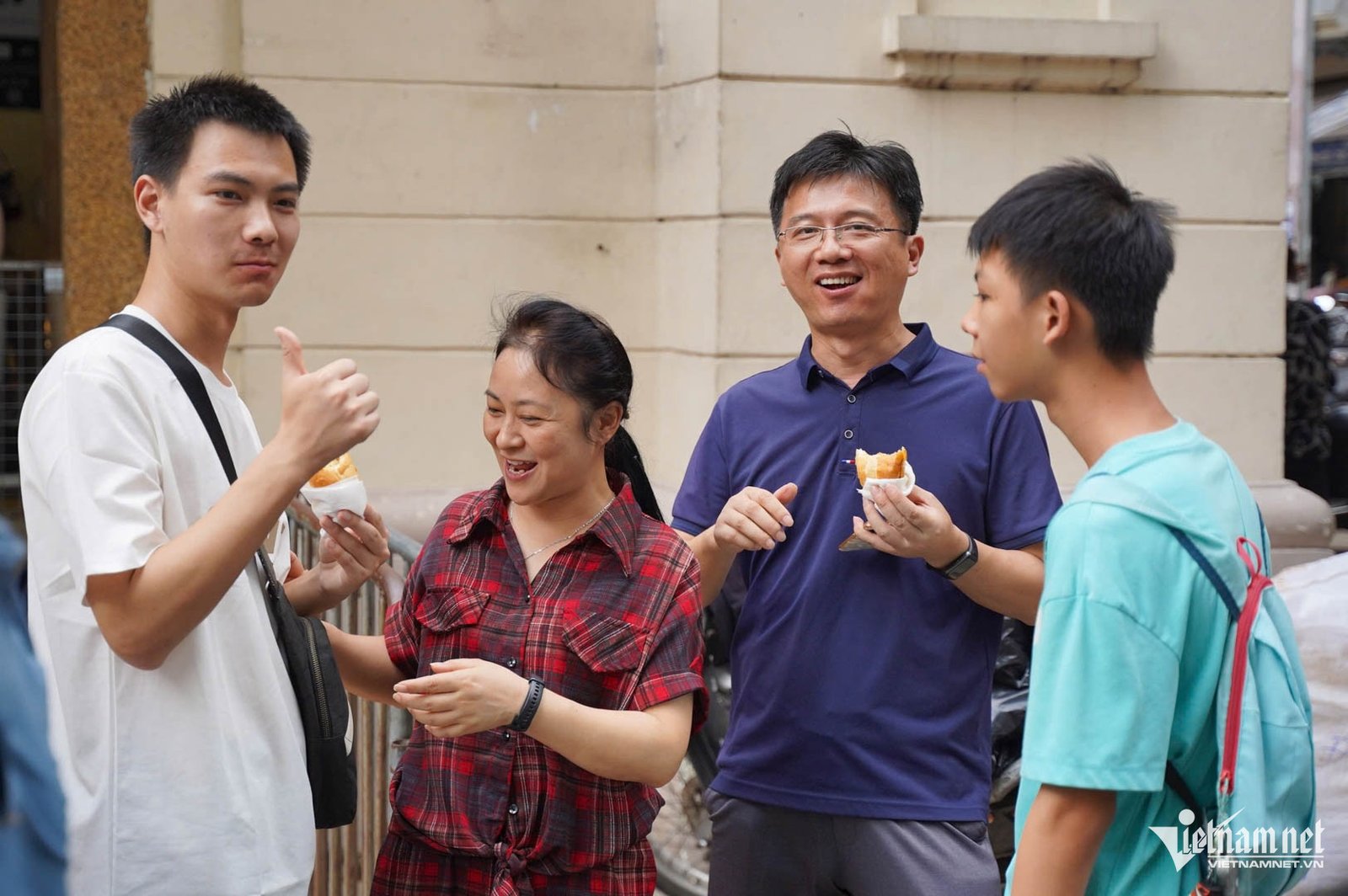 Thực khách thưởng thức hương vị đặc biệt của bánh mì tí hon