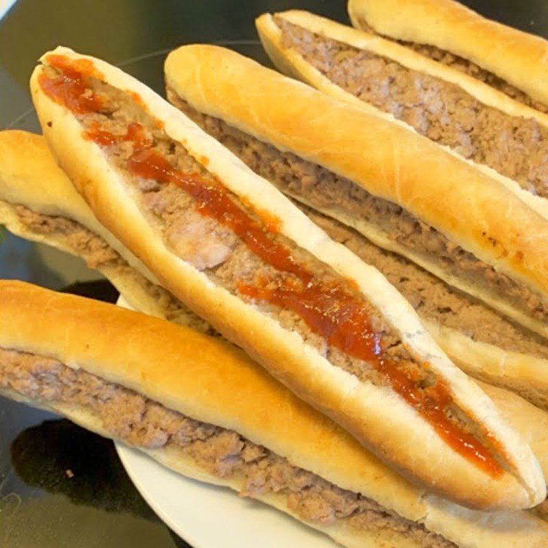 Thưởng thức bánh mì cay với pate và tương ớt