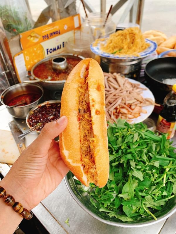 Thưởng thức bánh mì Cô Nữ với nước sốt đặc biệt, trải nghiệm ẩm thực đêm độc đáo của Quảng Ngãi