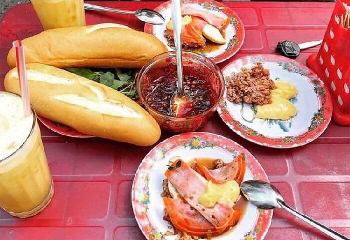 Thưởng thức bánh mì Đà Nẵng