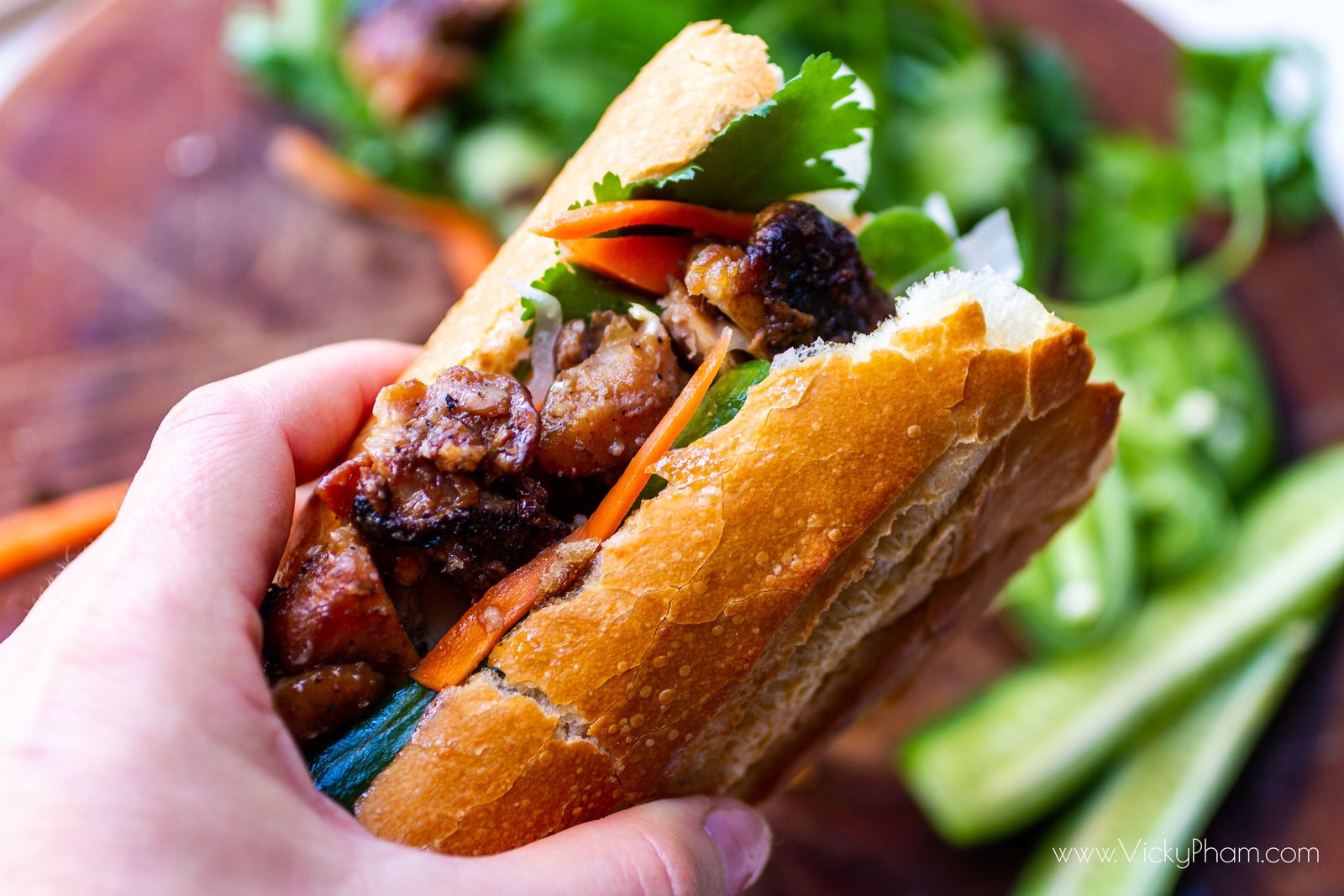 Thưởng thức bánh mì gà nướng Việt Nam